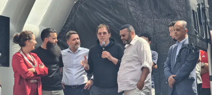 <b><i>Willem van Hanegem spreekt de aanwezigen toe tijdens de officiële opening van het A. Nouriplein</i></b>