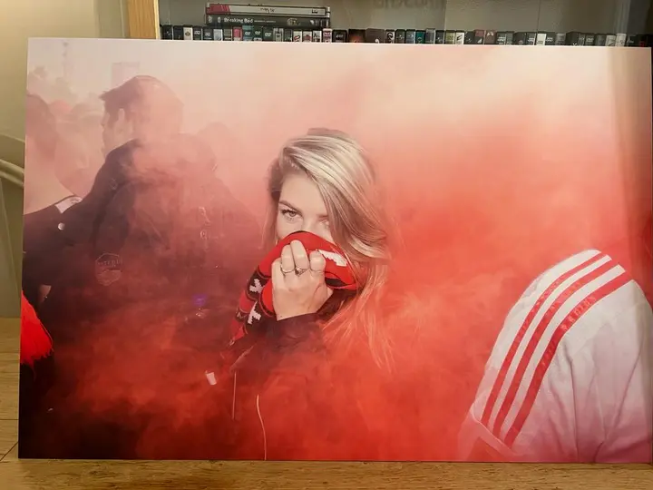 <b><i>De dochter van Victor Reinier werd tijdens de huldiging in 2019 vastgelegd op een foto door een fotograaf van het ANP. Deze foto verscheen vervolgens in de krant.</i></b>