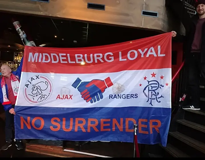 <b><i>Fans van Rangers FC en Ajax hebben duidelijk een goede band met elkaar. Links op de foto staat Bob.</i></b>
