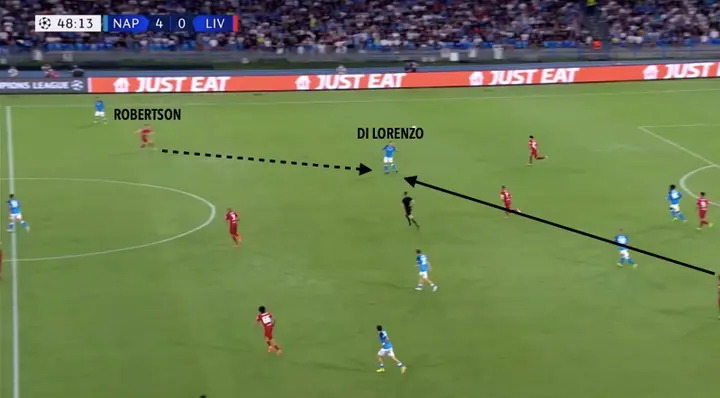 Zodra een bal onderweg is naar de back aan zijn kant dekt linksachter Robertson door. In deze situatie verovert hij de bal na een zwakke aanname van Di Lorenzo.