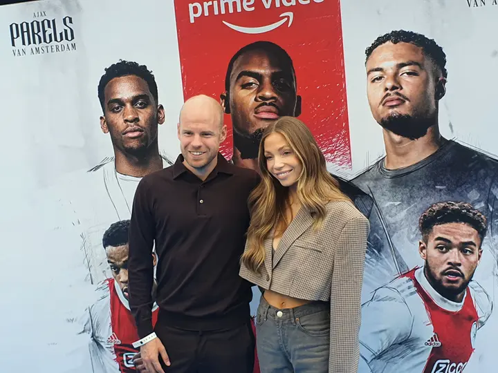 Davy Klaassen samen met zijn vriendin op de première van Parels van Amsterdam.