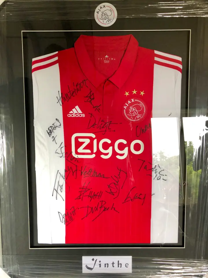 Ton ontving voor zijn vijftigste verjaardag een prachtig ingelijst shirt, dat op een prominente plaats in zijn bar te bewonderen is.