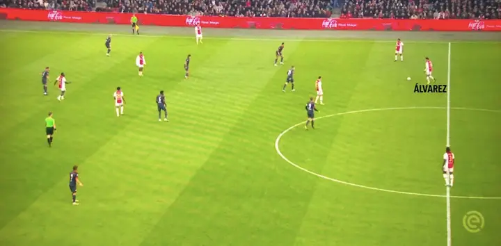 Álvarez heeft de bal en zoekt een voorwaartse aanspeelmogelijkheid, maar in plaats van vrij te lopen blijven de meeste Ajacieden staan.