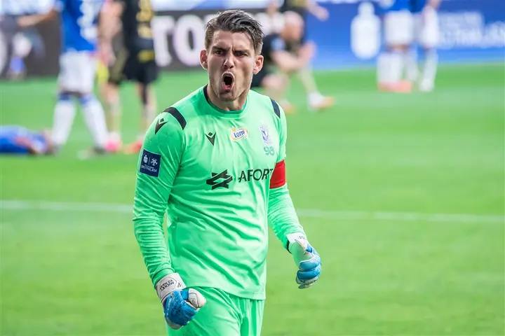 <b><i>Mickey van der Hart juicht als doelman van Lech Poznan tijdens het duel met Legia Warschau.</i></b>
