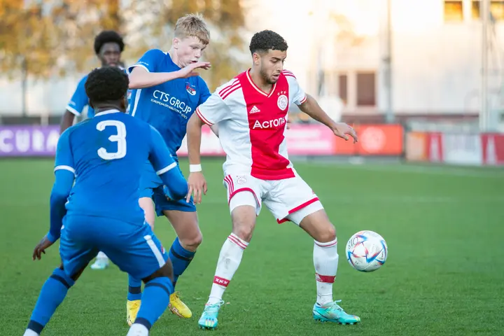 Oualid Agougil eerder dit seizoen in actie tegen AZ.