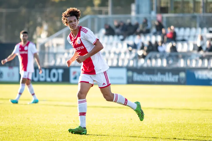 Skye Vink timmert hard aan de weg bij Ajax O18.
