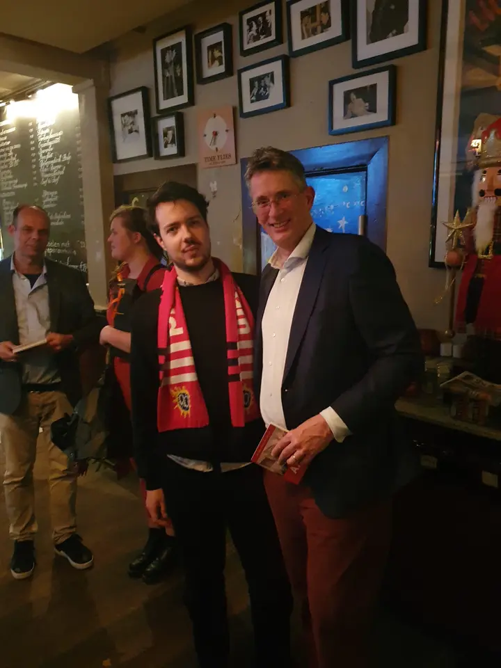 Voormalig stadsdichter Pieter Stroop van Renen (rechts) met winnaar Jort van Meeteren.&nbsp;