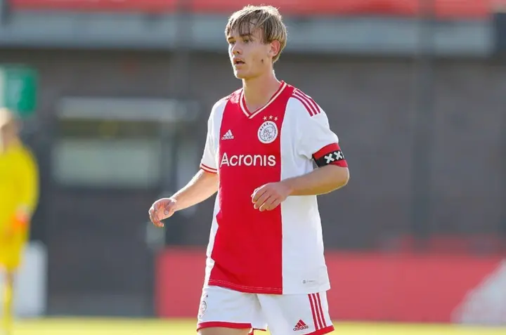 Mark Verkuijl dit seizoen in actie voor Ajax O17.