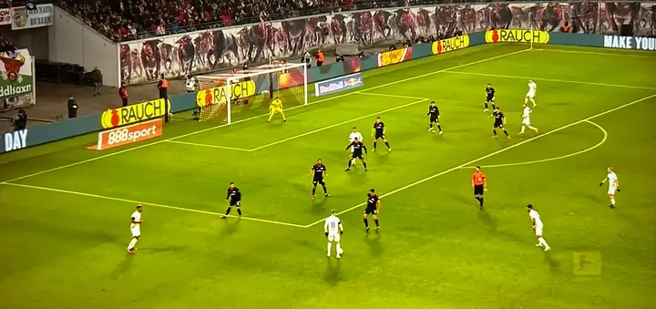 Union Berlin staat met acht spelers in of rond het eigen strafschopgebied. Alleen de twee aanvallers staan iets hoger op het veld en zijn in deze situatie niet in beeld.