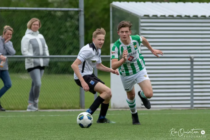 Olivier in actie als speler van V.V. Kloetinge. 'Hij werd toen op een gegeven moment de&nbsp;Messi van Kloetinge&nbsp;genoemd. Geen verkeerde bijnaam, haha.'