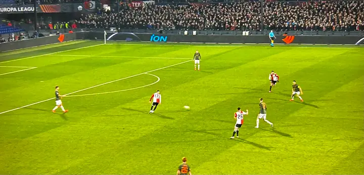 Szymański staat net verkeerd en Giménez is te laat, waardoor Shakhtar Donetsk het middenveld kan bereiken. De aanname is vervolgens onzuiver, waardoor Feyenoord de bal alsnog kan veroveren.
