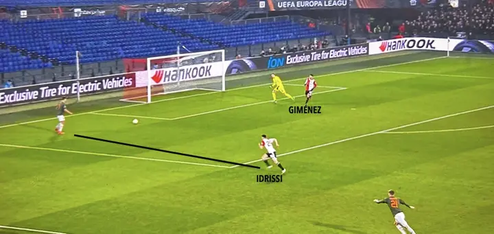 Hier is Szymański nog te ver weg en dekt buitenspeler Idrissi door op de centrumverdediger naast Giménez.