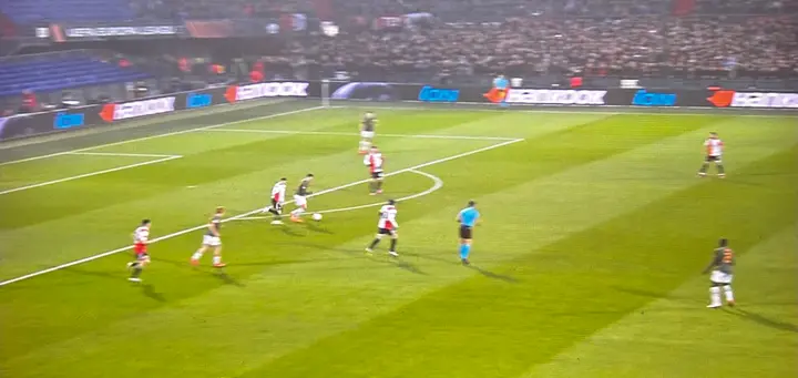 Shakhtar Donetsk heeft de ruimte om op te stomen, maar ondanks het gat op het middenveld maakt geen van de Shakhtar-spelers aanstalten om hier vrij te komen.
