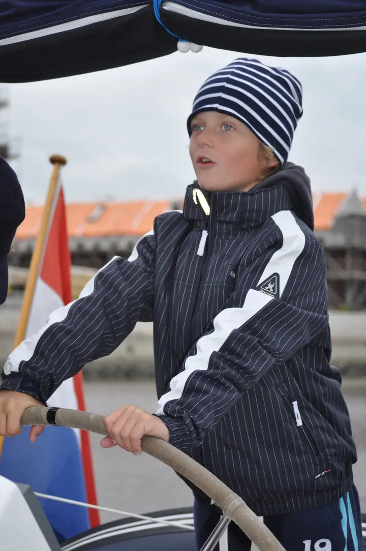 Olivier aan het roer tijdens één van de vele vakanties op de zeilboot. 'Inmiddels wil Olivier niet meer met de zeilboot weg, want dat is toch iets minder comfortabel dan in een hotel, haha.'