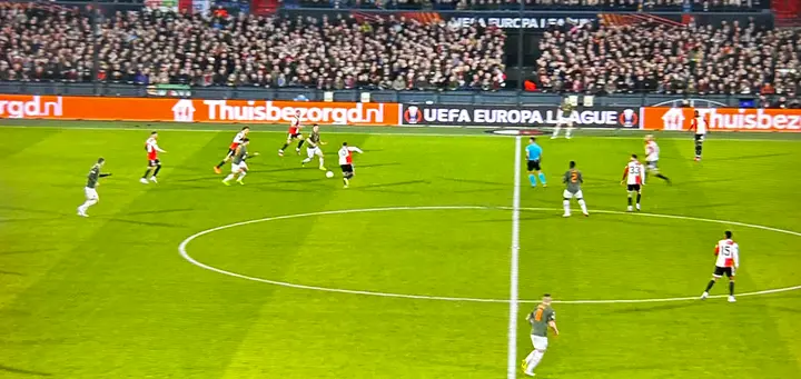 Feyenoord geeft felle en goede druk, maar er ligt voor Shakhtar Donetsk wel degelijk ruimte om het spel naar de rechterkant te verplaatsen. De bezoekers slagen hier niet in.