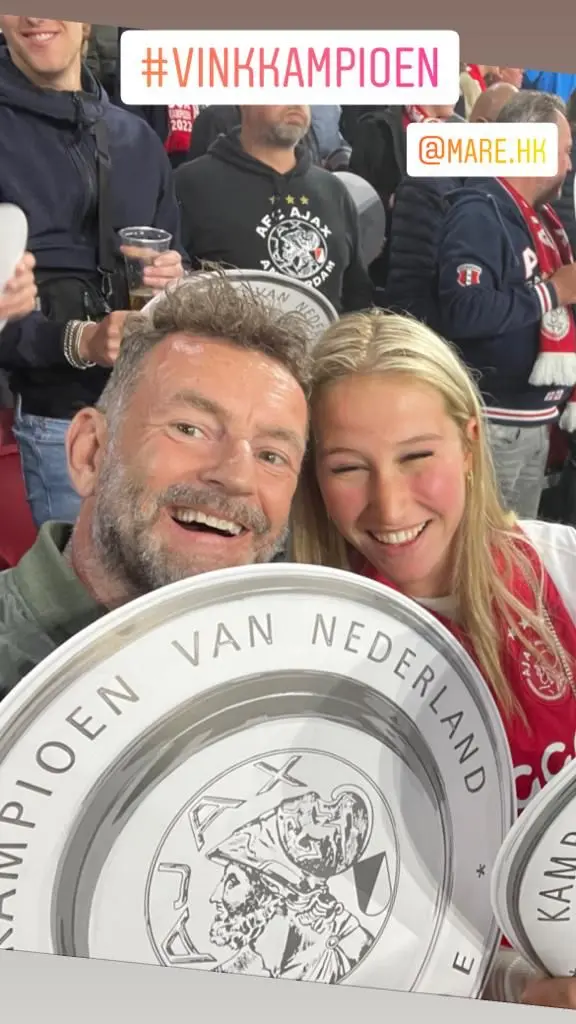 Kluun met zijn stiefdochter op de tribune tijdens de kampioenswedstrijd van Ajax: 'Zaten we allebei dronken terug in de metro, haha. Dat vind ik geweldige momenten.’