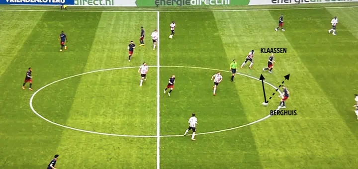 Berghuis wordt ingespeeld en wil de bal in één keer in de loop meegeven van Klaassen, maar zijn kaats is slecht en eindigt achter de diepgaande middenvelder. Zo ontneemt Ajax zichzelf de kans op een dreigende aanval.