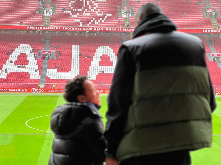 <i><b>Resley Stjeward met zijn zoontje voorafgaand aan een wedstrijd bij Ajax in de Johan Cruijff ArenA.</b></i>