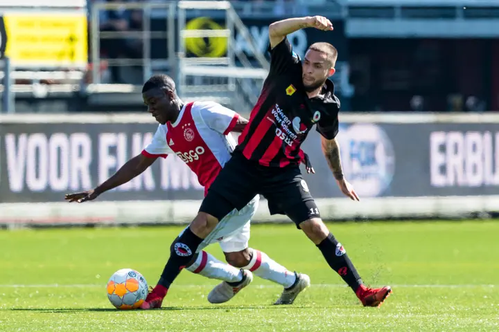 <b><i>Matusiwa in actie namens Ajax 1 tijdens zijn debuut tegen Excelsior in mei 2018. 'Als Ajax aanklopt, zou ik daar serieus over gaan nadenken.'</i></b>