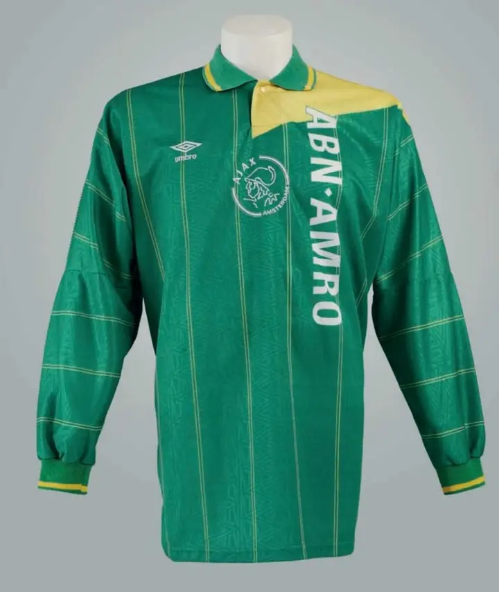 Het Ajax van 1992/93, met onder meer Dennis Bergkamp in de gelederen, speelde in het groen-gele uitshirt met ABN-AMRO en Umbro als sponsoren.