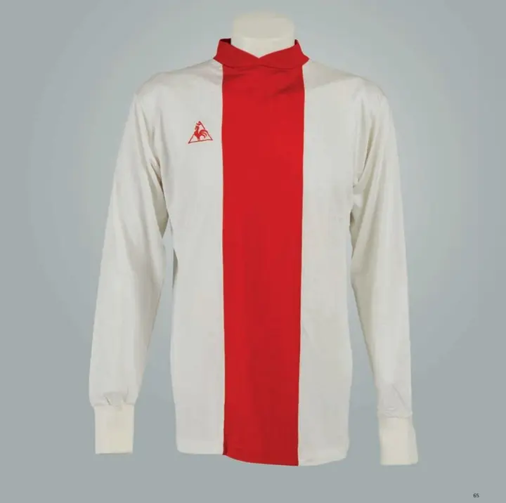 Het befaamde Ajax-shirt uit de Europacup 1-finale tegen Internazionale in 1972 met de kenmerkende smalle rode baan. Ajax wint met 2-0 in De Kuip in Rotterdam dankzij twee doelpunten van Johan Cruijff.