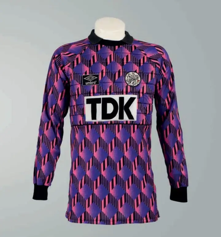 Het keepershirt van Ajax tussen 1989 en 1991, gedragen door onder meer eerste doelman Stanley Menzo.