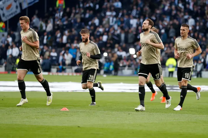 Matthijs de Ligt,&nbsp;Lasse Schöne, Daley Blind en Dusan&nbsp;Tadić voor&nbsp;Tottenham Hotspur - Ajax (0-1) in de halve finale van de Champions League.&nbsp;‘We hadden met jongens als Tadić, Huntelaar, Blind en Schöne eigenlijk meerdere aanvoerders’, vertelt De Ligt.