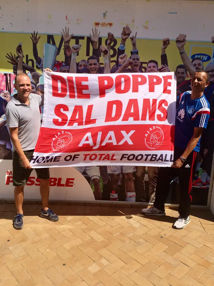 Mark Kulp (rechts), voormalig manager van de fanshop van Ajax Cape Town, is voor Ursem de meest interessante persoon die hij voor zijn boek gesproken heeft.