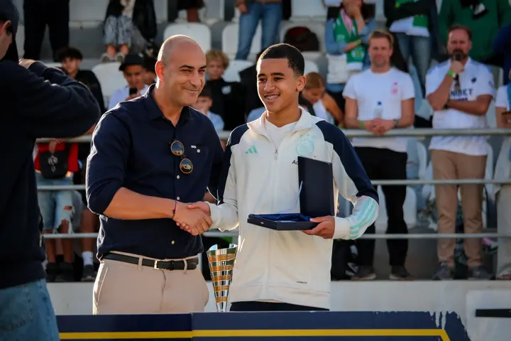 Ouazane neemt de trofee van beste speler van het toernooi in ontvangst.