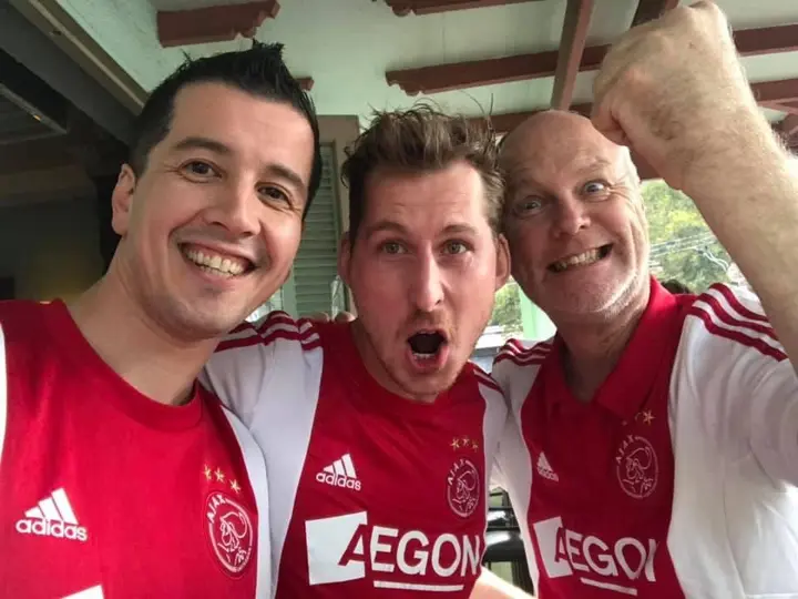 Bert (op deze foto rechts) en zijn Ajax-vrienden zijn blij tijdens het successeizoen 2018-2019. Op de foto boven dit artikel zie je ook (een deel van) de Chile F-Side op tafel staan na de overwinning op bezoek bij Real Madrid (1-4).