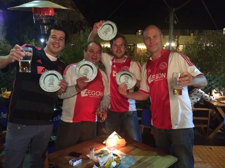 Bert (op deze foto rechts) en de Chile F-Side vieren de vierde landstitel van Frank de Boer met Ajax.&nbsp;‘Ik ben de enige Amsterdammer in de Chile F-Side, maar er zit een gozer uit Purmerend bij en hij praat nog platter dan ik. Het is een leuke groep. Er zit ook een Hagenees bij.’