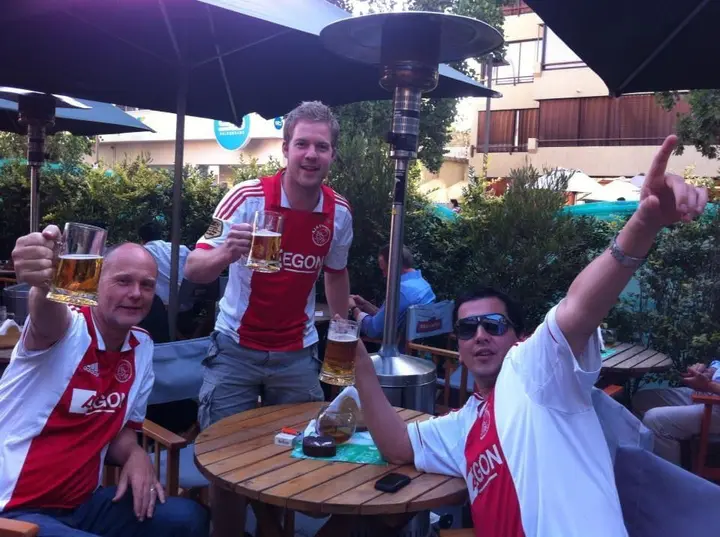 Bert (op deze foto links) viert feest nadat Ajax in 2013 met 2-1 van FC Barcelona heeft gewonnen.&nbsp;‘We schreeuwen en doen een beetje gek, maar we zijn gewoon relaxte gasten. Op dat soort avonden is de bierrekening natuurlijk enorm.’