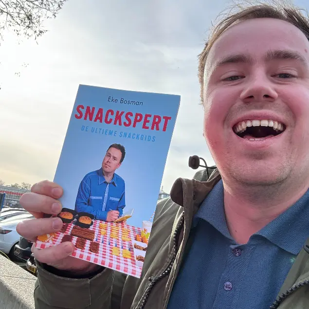 Bosman met zijn boek 'Snackspert, de ultieme snackgids'. Ook voor de Ajax-supporters heeft hij genoeg tips voor een lekkere snack rondom de Johan Cruijff ArenA. 'Ga de Amsterdamse Poort in!'