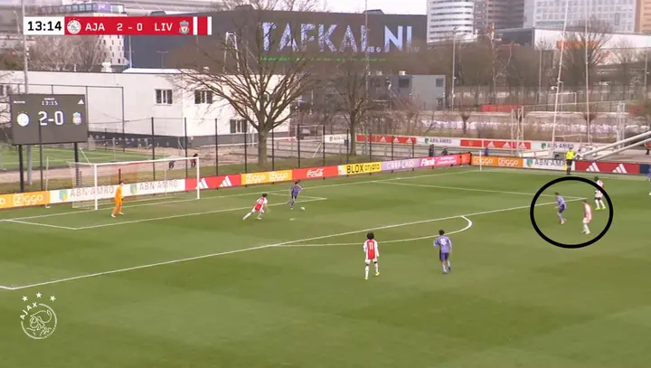 Opnieuw een voorbeeld waarbij het doorstappen van Verkuijl ervoor zorgt dat Skye Vink de doelman en de andere centrale verdediger kan afjagen.