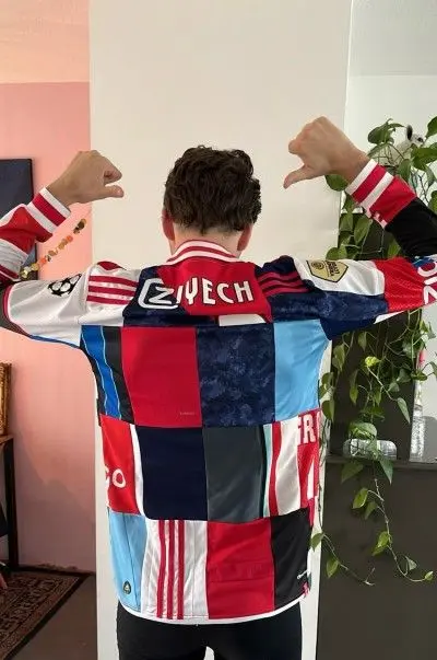 <i>Van de Velde liet van meerdere Ajax-shirts één shirt maken.</i>
