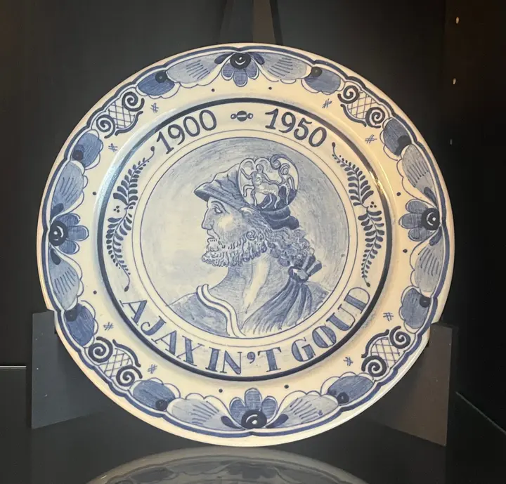 Het bordje voor het vijftigjarige jubileum van Ajax.