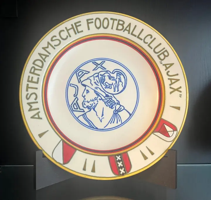 Het bordje dat leden krijgen als ze 25 jaar lid zijn van Ajax.