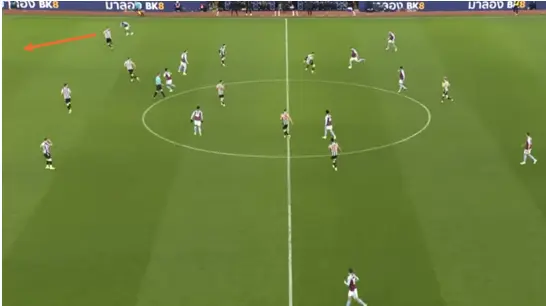 Bailey maakt aanstalten om zijn tegenstander eruit te sprinten op rechts en wacht alleen nog op de pass van achteruit. Deze is perfect en leidt uiteindelijk tot een treffer van spits Watkins, die meegelopen is.