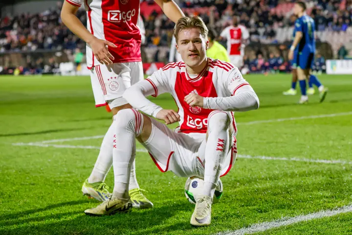 <b><i>Rijkhoff na een van zijn zes doelpunten in Jong Ajax.</i></b>