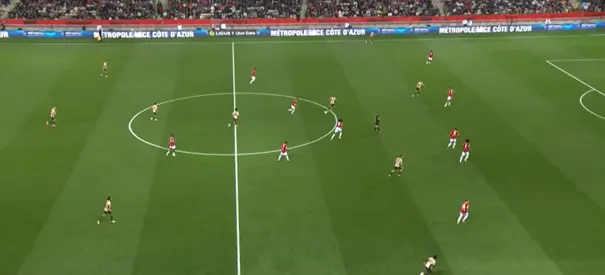Farioli schroomt er niet voor om, wanneer de tegenstander over de middenlijn is, zijn ploeg te laten schakelen naar een 5-4-1-formatie