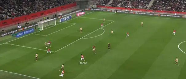 De veertigjarige Dante dekt regelmatig tot ver op de helft van de tegenstander door bij OGC Nice