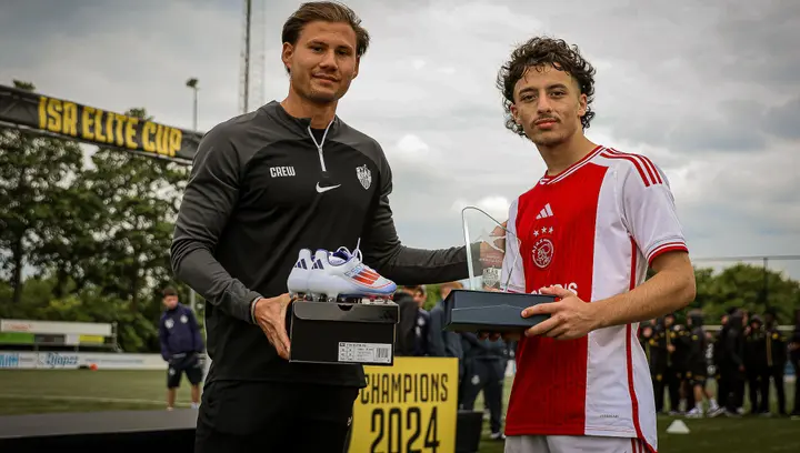 Ayyildiz ontvangt de trofee voor beste speler van het toernooi.