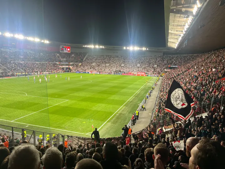 Een vol uitvak kijkt in spanning de slotfase van het duel tussen Slavia Praag en Ajax.