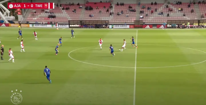 Een voorbeeld van hoe Van de Pavert ervoor kiest om het spel te versnellen en het middenveld in te dribbelen. Dit liet de verdediger al veel zien in het begin van het seizoen.&nbsp;