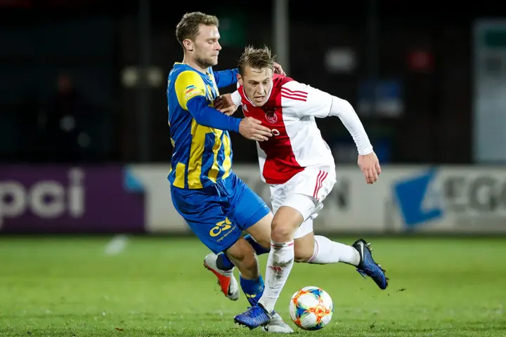 'Zuid-Amerikaanse spelers als Cassierra en Orejuela zaten natuurlijk niet te wachten op wedstrijden met Jong Ajax, maar die wist hij meteen bij de groep te betrekken.'