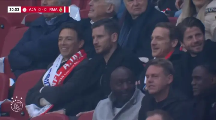 <b><i>Lasse Schöne (uiterst rechts) op de tribune tijdens het duel van de Ajax Legends. (screenshot Ajax TV)</i></b>