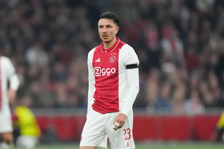 Steven Berghuis start tegen RKC Waalwijk als rechtsbuiten. Volgens Francesco Farioli moet dit geen probleem voor hem zijn: 'Positie die heel bekend voor hem is.'