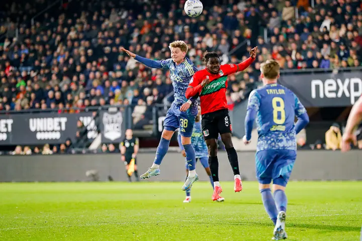 'Hij poetste de brokjes van zijn schoenen en hij voetbalde zich als veredelde linksbuiten verder in de vergetelheid.’