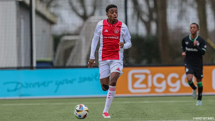 Mohamed Abdalla verhuisde met zijn gezin richting Amsterdam om bij Ajax te voetballen.