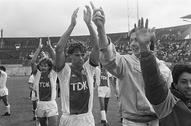 Marco van Basten in het beroemde TDK-tenue. (Bart Molendijk / Anefo, CC0, via Wikimedia Commons).